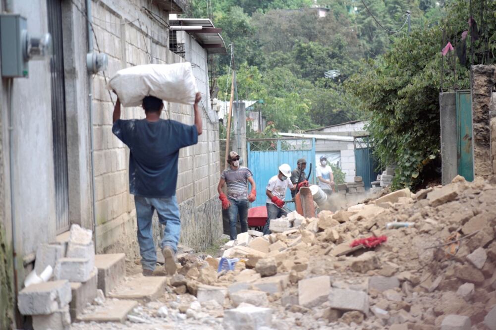 En los 18 municipios afectados por el temblor se reportan casi 12 mil viviendas, comercios, edificios públicos y privados con daños. (XINHUA)