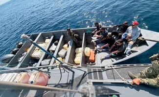 Aseguran embarcación con 650 kilos de cocaína y 350 litros de combustible en costas de Michoacán; hay 6 detenidos