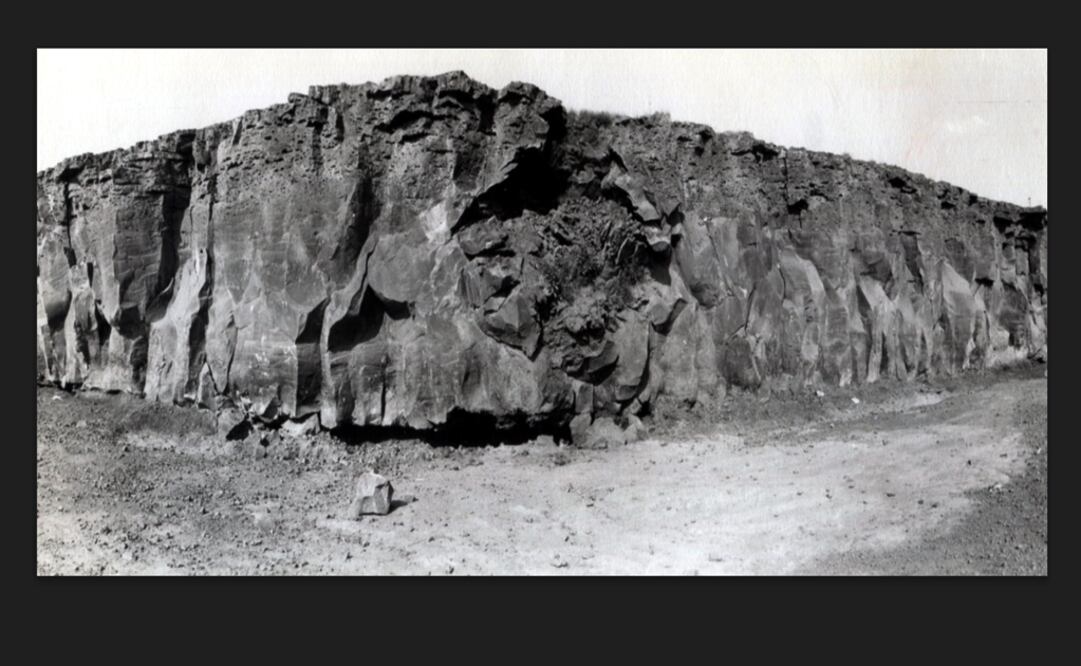 Así lucían las enormes paredes de roca volcánica en el antiguo ejido de Santa Úrsula, en Tlalpan, donde poco tiempo después iniciaría la construcción del Estadio Azteca en 1962. Imagen: Col. Villasana-Torres