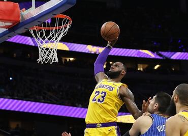 Aficionados reciben con ovaciones a LeBron James