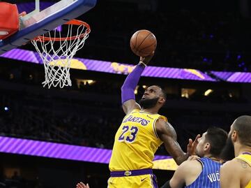 Aficionados reciben con ovaciones a LeBron James