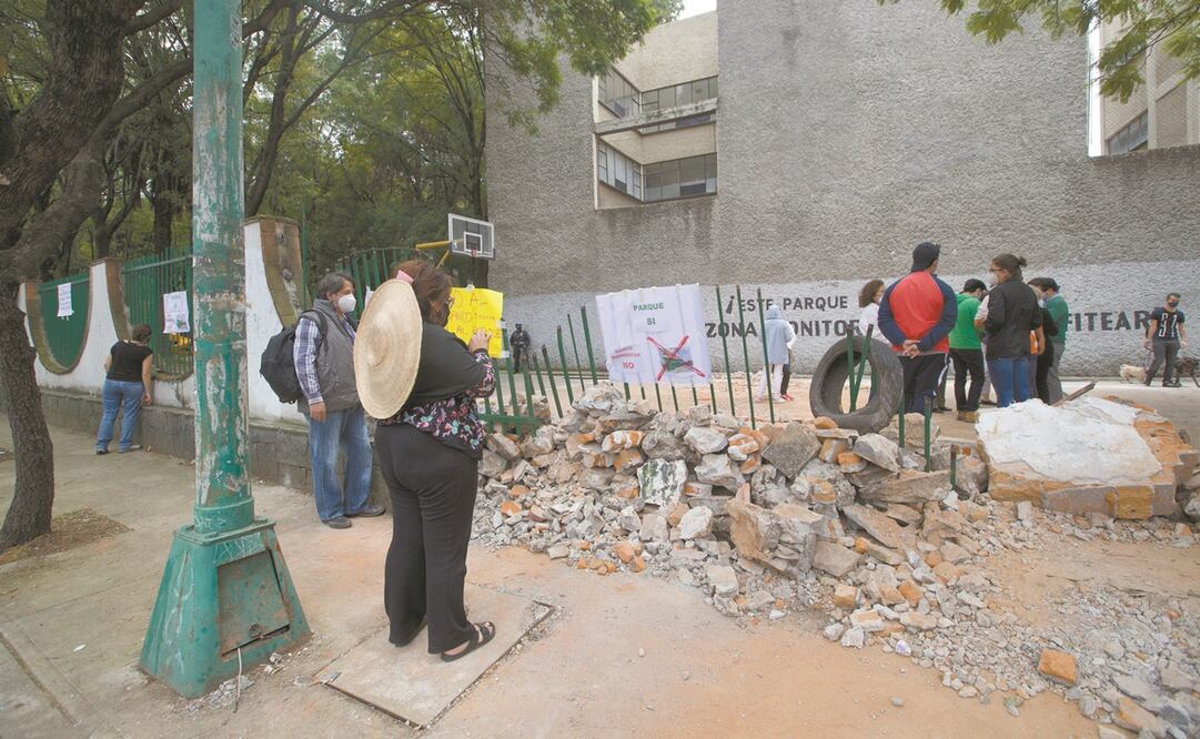 Vecinos del parque Xicoténcatl acordaron realizar guardias en el predio. Foto: Germán Espinosa/ EL UNIVERSAL.