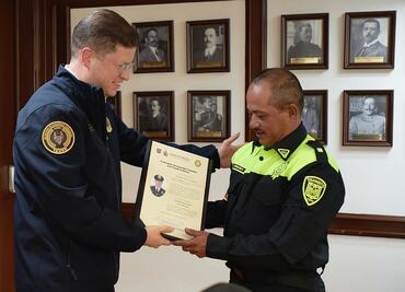 Pablo Vázquez entrega constancias de ascenso a policías que combaten la delincuencia