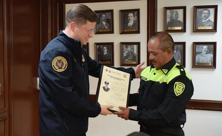 Pablo Vázquez entrega constancias de ascenso a policías que combaten la delincuencia