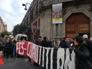 Estudiantes protestan frente a Antigua Escuela de Medicina