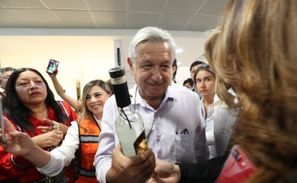 Reciben con bats, cantos y collares de protección a AMLO en Sonora