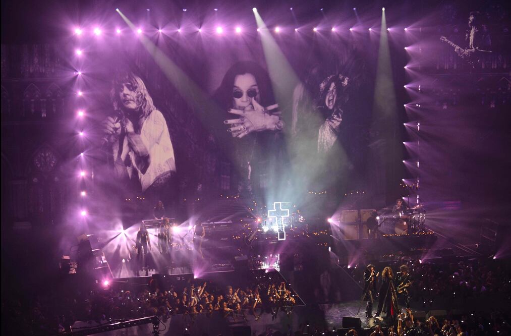 Steven Tyler y Joe Perry hicieron una presentación homenaje al fallecido cantautor británico Ozzy Osbourne en los premios MTV. Foto: ANGELA WEISS / AFP