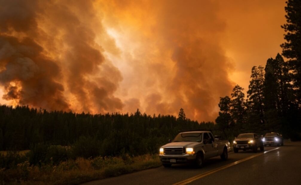 Desalojan a miles por incendio cerca del parque Yosemite, en California