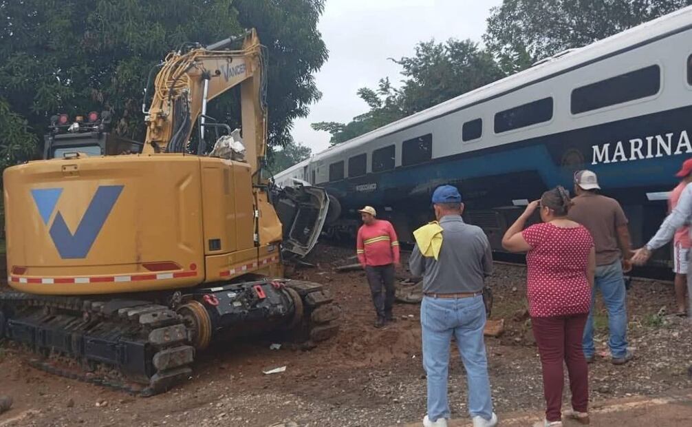 Tráiler impacta al Tren Interoceánico en Chiapas al intentar ganarle el paso; no reportan pasajeros heridos. Foto: Especial