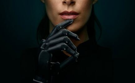 Ella es la modelo “biónica” que está paralizando al mundo de la moda