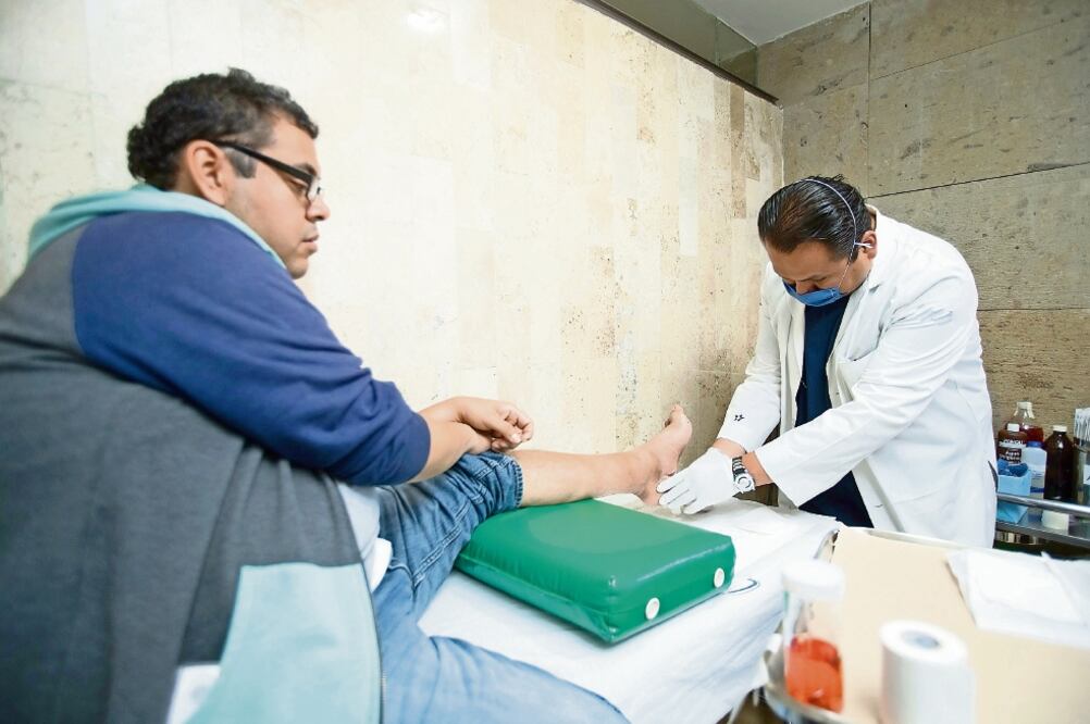 Protocolo de atención. El IMSS atenderá algunos tipos de urgencias de la población que no cuenta con seguridad social, indicó Germán Martínez (ARCHIVO EL UNIVERSAL)