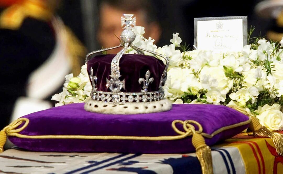 El diamante Koh-i-Noor, en la cruz de Malta al frente de la corona elaborada para la difunta Reina Madre de Reino Unido, en el ataúd de la monarca durante su traslado al Salón de Westminster, el 5 de abril de 2002. Foto: AP Foto/Alastair Grant, Archivo.