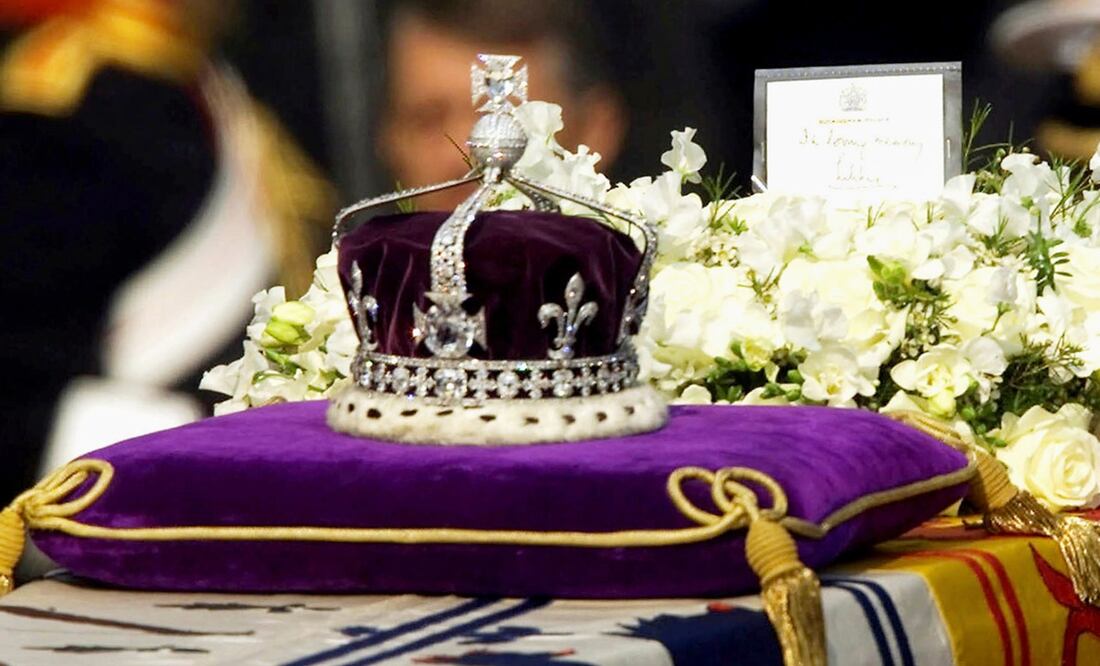 El diamante Koh-i-Noor, en la cruz de Malta al frente de la corona elaborada para la difunta Reina Madre de Reino Unido, en el ataúd de la monarca durante su traslado al Salón de Westminster, el 5 de abril de 2002. Foto: AP Foto/Alastair Grant, Archivo.