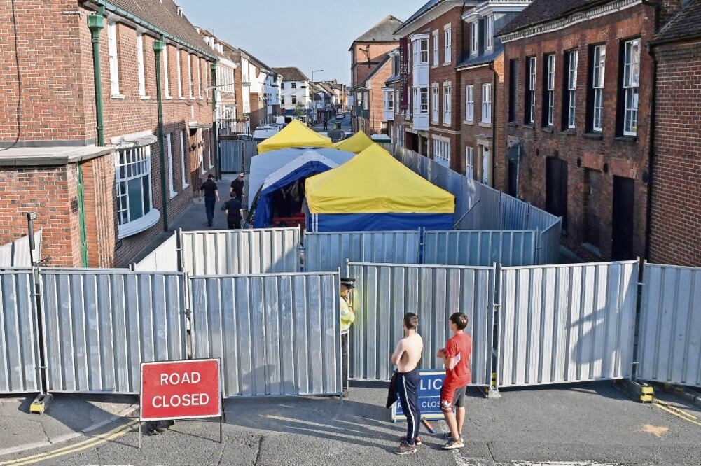 Expertos trabajan en Rollestone Street, en Amesbury, en relación con el envenenamiento, con un agente nervioso, de una pareja británica. Las autoridades pidieron explicaciones a Rusia por este hecho. (CHRIS J. RATCLIFFE. AFP)