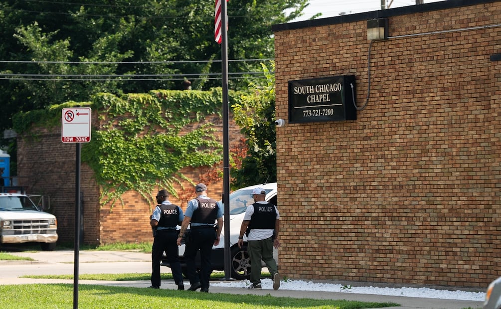 Funcionarios de Illinois suspendieron la licencia de uno de los directores de la funeraria, alegando que los cuerpos se mantenían en un área sin refrigeración en “condiciones deplorables”. Foto: AP