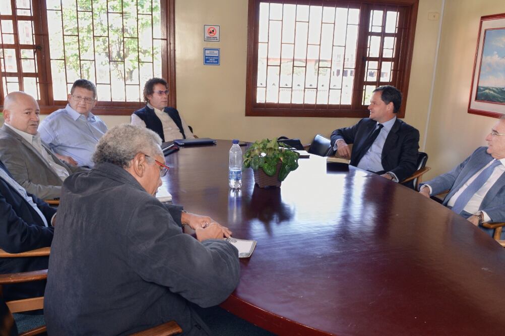 El jefe de la delegación del gobierno colombiano en el diálogo de paz con las FARC, Humberto de La Calle (der.), durante la reunión de ayer en Bogotá con los representantes de la guerrilla (OMAR NIETO REMOLINA. XINHUA)