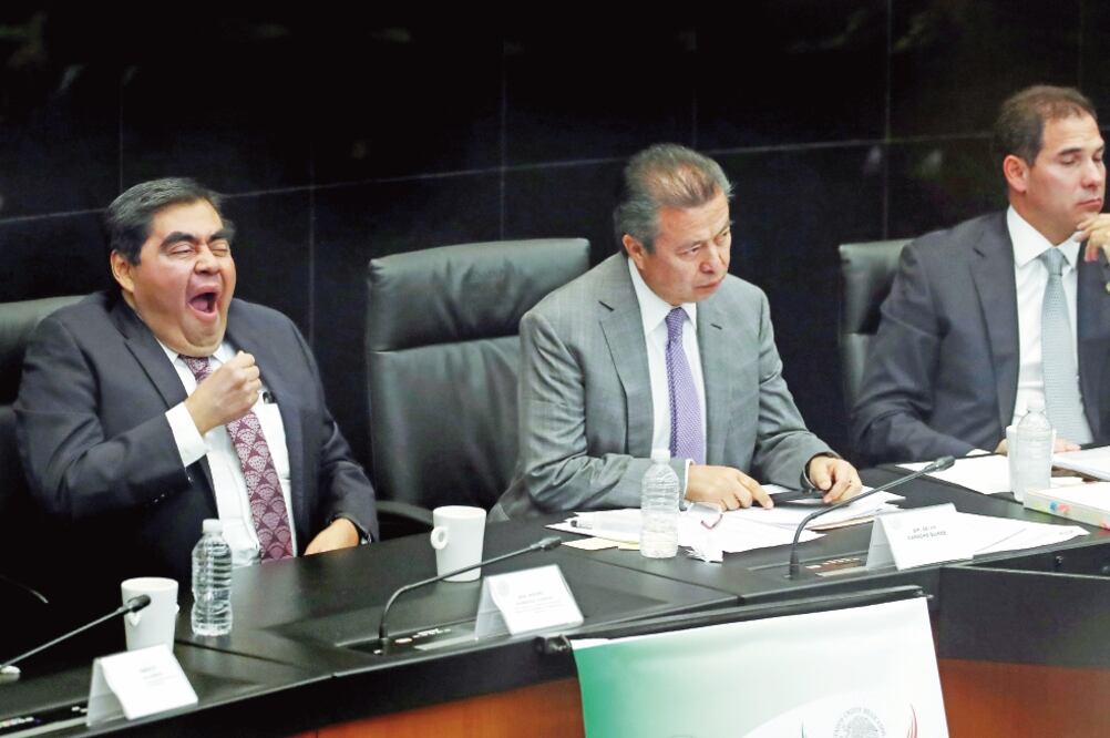 El coordinador de los senadores del PRD, Miguel Barbosa; el coordinador de los diputados del PRI, César Camacho, y el presidente del Senado, Pablo Escude ro (PVEM), encabezaron ayer la primera reunión de trabajo de Comisiones Unidas. (LUCÍA GODÍNEZ)