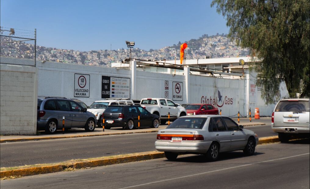 Comercios, bodegas e industrias se han instalado dentro de áreas que originalmente debían mantenerse con uso de suelo controlado o restringido a 41 años de las explosiones en San Juan Ixhuatepec. Foto: Osmar Alvarado/EL UNIVERSAL