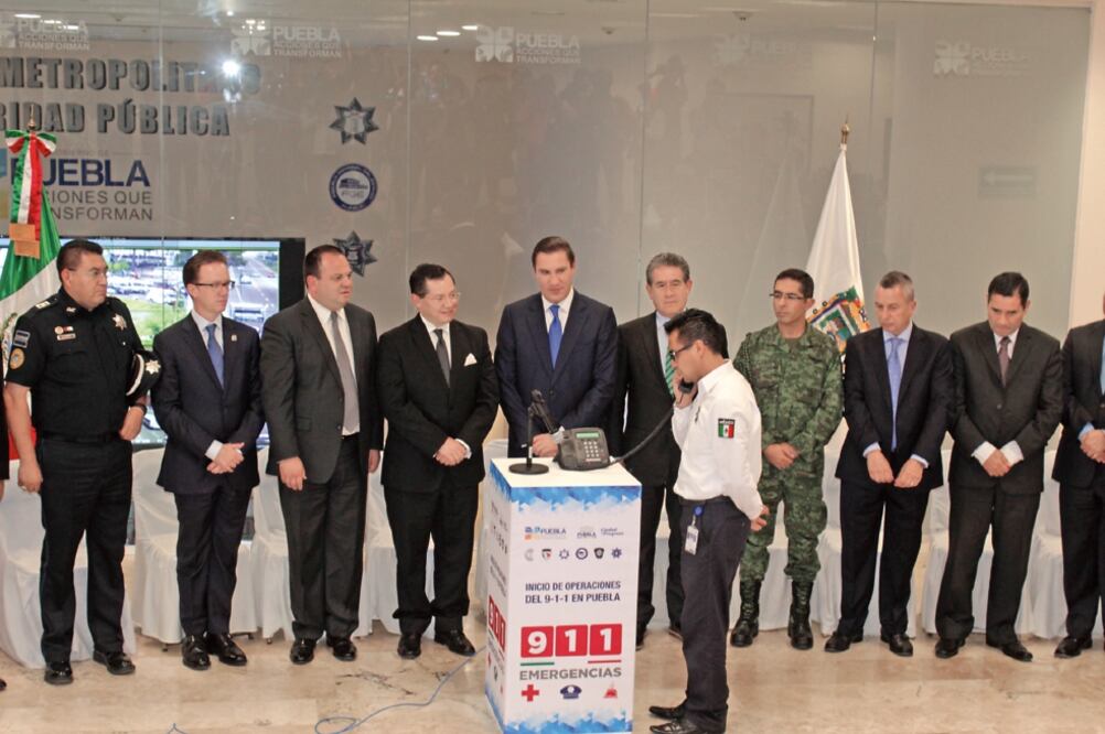 En Puebla, el 911 fue puesto en marcha por el secretario Ejecutivo del Sistema Nacional de Seguridad Pública, Álvaro Vizcaíno, y el gobernador Rafael Moreno Valle (ALEJANDRO ACOSTA. EL UNIVERSAL)