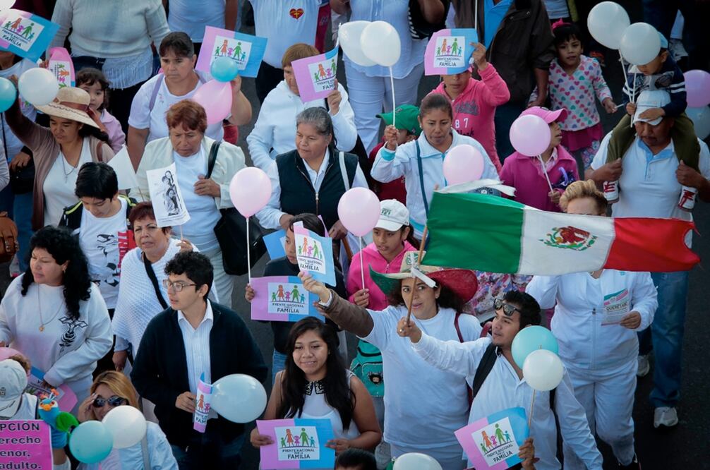 QUERÉTARO.
Alrededor de 35 mil personas acudieron a la marcha convocada esta mañana por el Frente Nacional por la Familia en contra de la iniciativa presidencial para legalizar los matrimonios igualitarios. Foto Víctor Pichardo