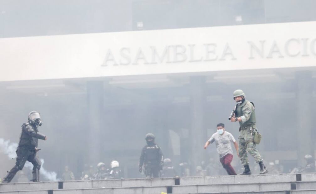 Militares y policías desalojan a manifestantes que tomaron el Congreso de Ecuador
