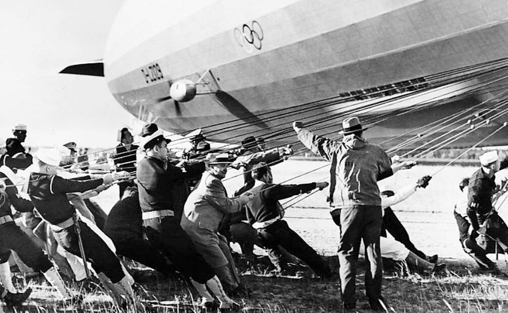 Maniobra de aterrizaje del Hindenburg, a base de cuerdas, y cientos de hombres que sostenían el dirigible mientras liberaba el hidrógeno para aumentar la densidad en su interior. La imagen se tomó en su segundo viaje a Estados Unidos, el 20 de mayo de 1936. Foto: The Times Leader/St. Louis Post-Dispatch/AP/ESPECIAL.