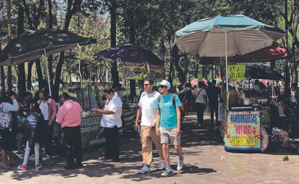 Ven descontrol en puestos permitidos en Alameda Central