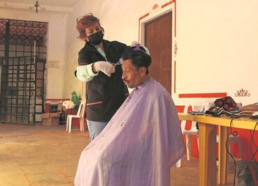 Con corte de cabello, les regalan alegría