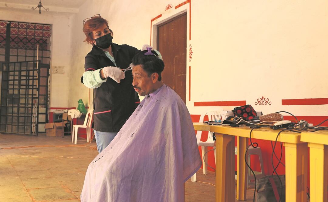 El Bruja agradeció la atención que recibió en la parroquia. “Es bonito que alguien nos mire”, dijo. Foto: Carlos Mejía. El Universal