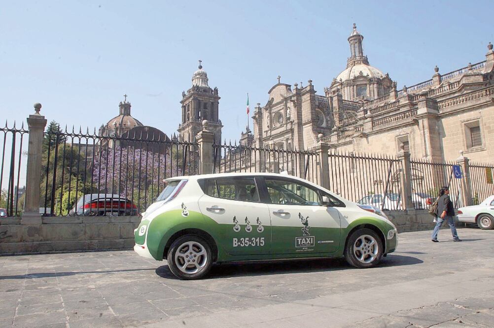 Un taxi eléctrico puede llegar a costar alrededor de 400 mil pesos, por lo que el gobierno de Miguel Ángel Mancera pretende acercar facilidades a los choferes para que contribuyan a mejorar el medio ambiente (ARCHIVO EL UNIVERSAL)