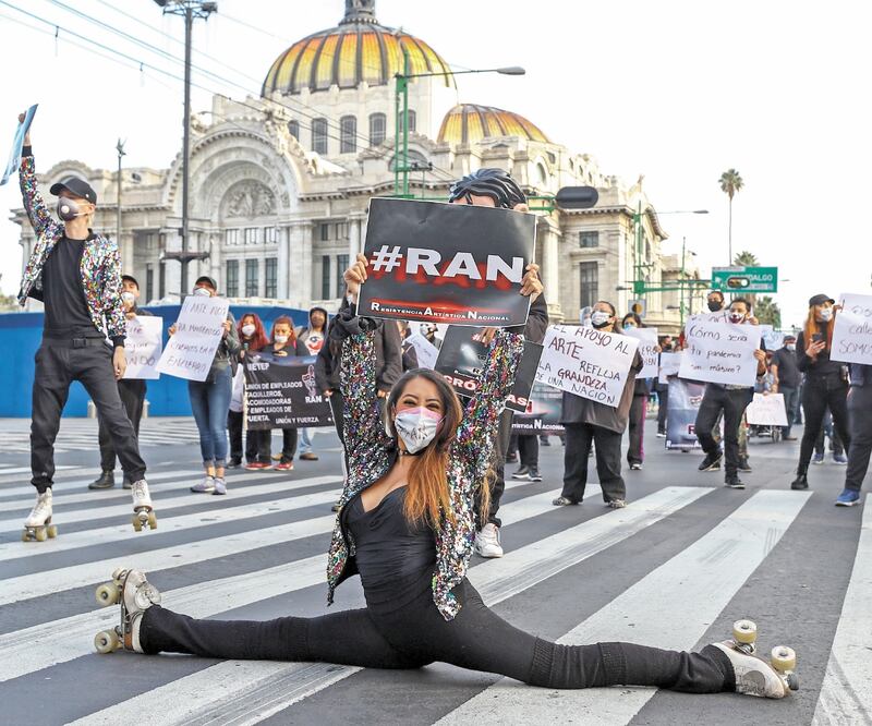 Aproximadamente 300 personas, entre actores, músicos, bailarines, zanqueros, acróbatas, técnicos, acomodadores, taquilleros y equipos de producción marcharon de Eje Central al Zócalo. Diego Simón/EL UNIVERSAL