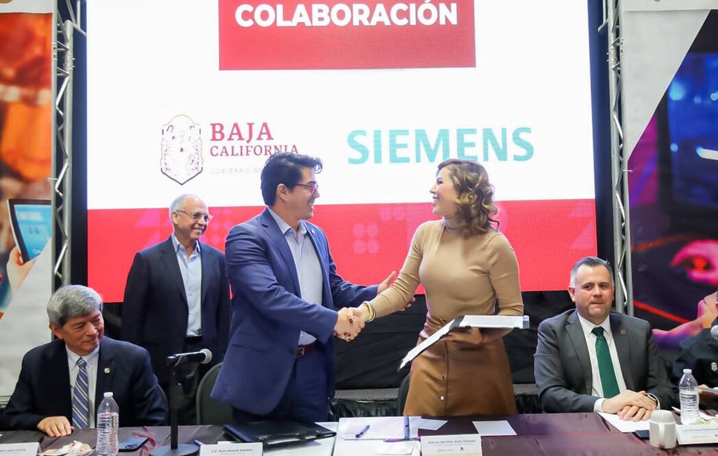 La gobernadora Marina del Pilar Avila firmó el acuerdo de colaboración con el conglomerado de empresas alemanas SIEMENS. Foto: Especial