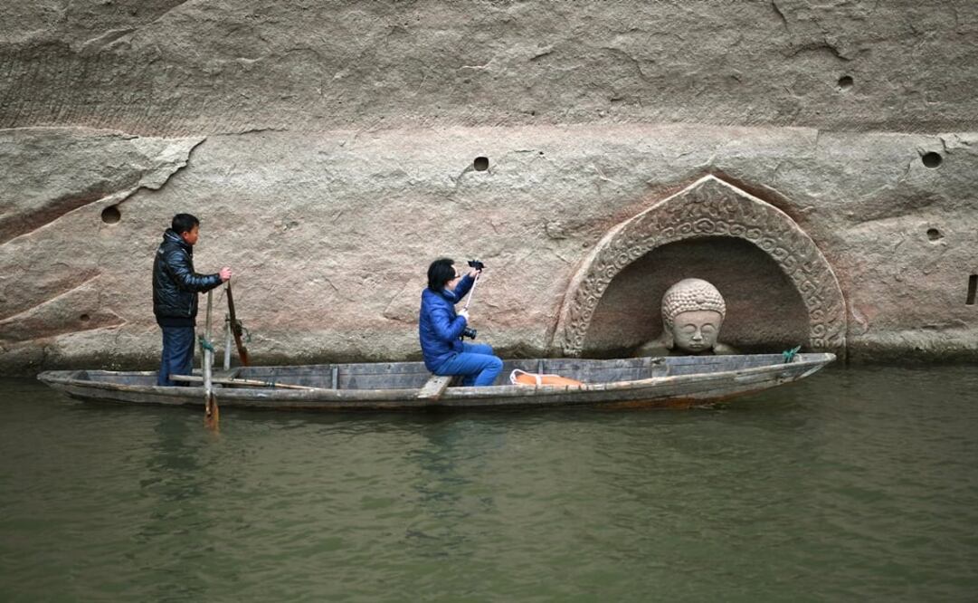Imagen de arqueólogos trabajando cerca de una cabeza de buda en el embalse de Hongmen. Foto: Archivo