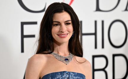 Anne Hathaway luce impactante en maxifalda y corset de mezclilla