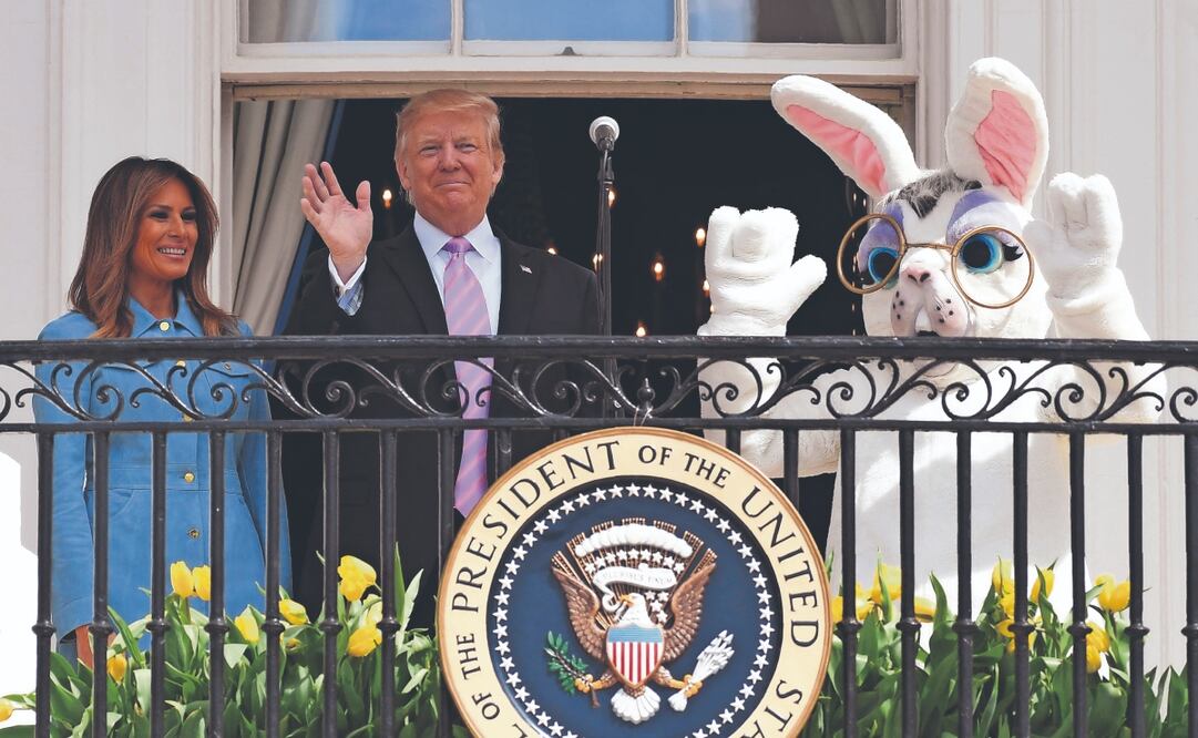 El presidente estadounidense Donald Trump y su esposa Melania posan junto a un conejo de Pascua gigante en la Casa Blanca en Washington, en 2019. Foto: de Jim WATSON. AFP
