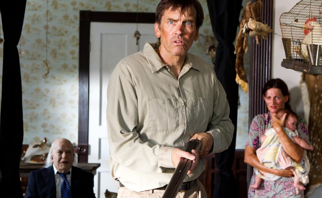 John Dugan, Bill Moseley, Dodie Brown, y Parker June Spaulding en "Masacre en Texas: herencia maldita" (2013). Foto:  Justin Lubin - © 2011 Leatherface Productions, LLC vía IMDb.