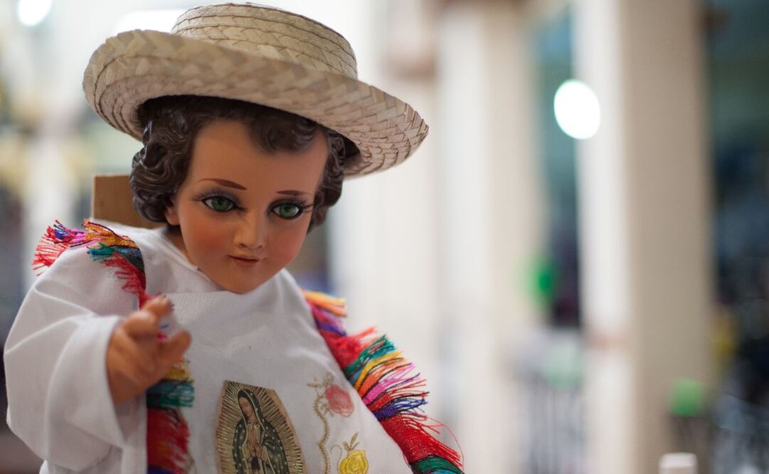 People dress their baby Jesus figurines up with elaborate gowns and costumes and later enjoy a traditional dish - Photo: Germán Espinosa/EL UNIVERSAL