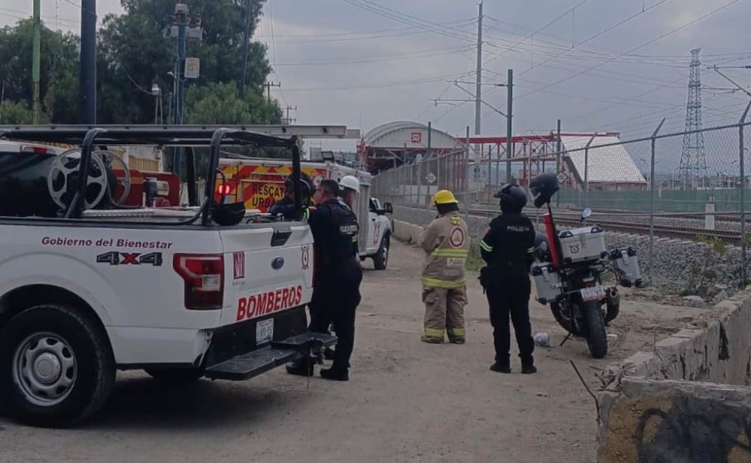 Fuga de gas en Tultitlán provoca desalojo de fraccionamiento; máquina retroexcavadora perforó ducto. Fotos. Especiales.