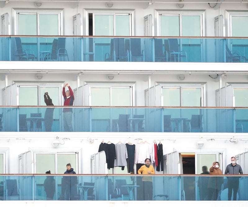 Ocupantes del crucero, en sus cabinas, en Yokohama. Foto: FRANCK ROBICHON. EFE