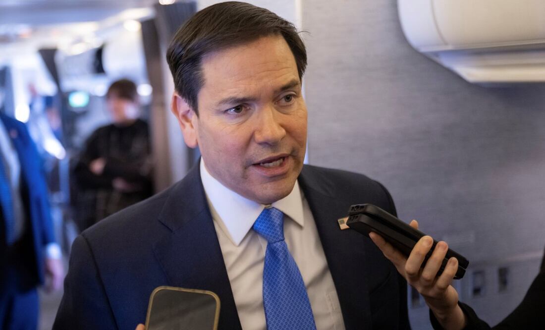 El secretario de Estado de Estados Unidos, Marco Rubio, habla con los medios en su avión militar mientras vuela a Yeda, Arabia Saudita, el lunes 10 de marzo de 2025. Foto: AP