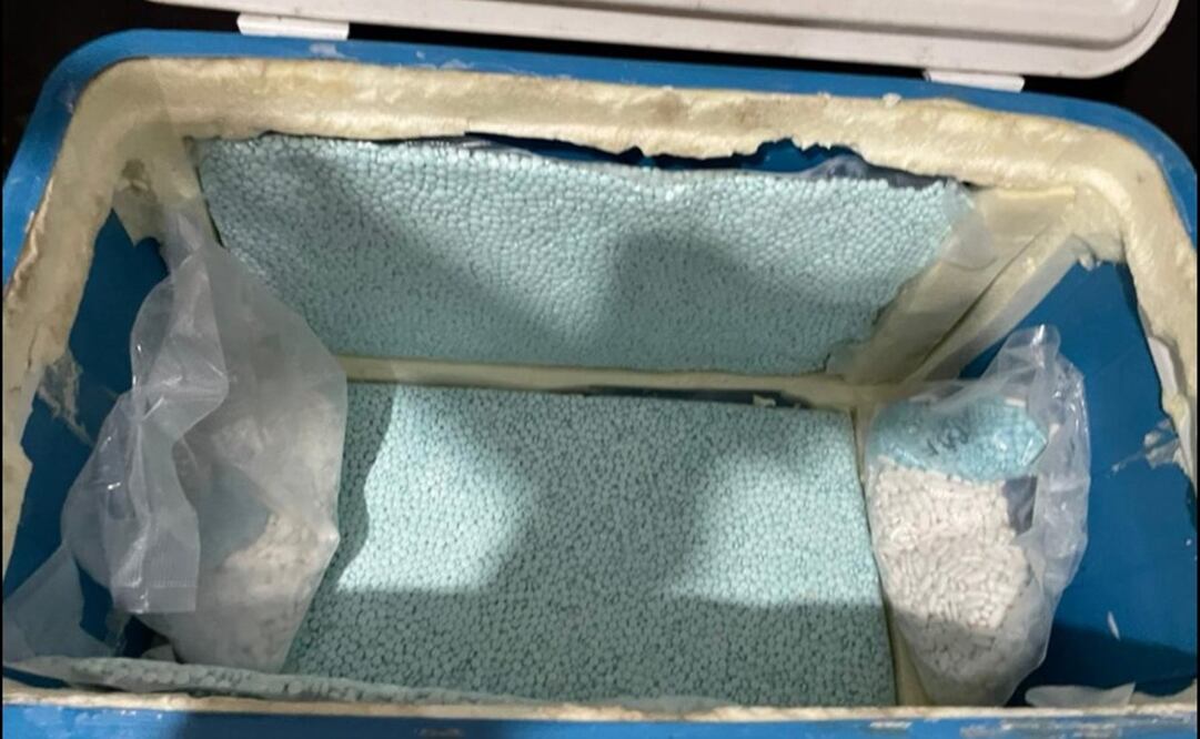 La hielera contenía en las paredes cinco bolsas con 58 mil 484 pastillas de posible fentanilo. Foto: Especial