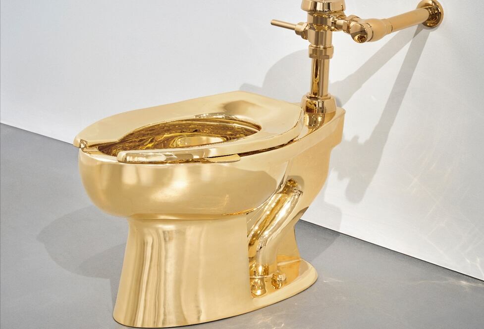 Sotheby's subastó un retrete de oro sólido, del artista italiano Maurizio Cattelan. La obra de 18 quilates se titula "America". Foto: AP