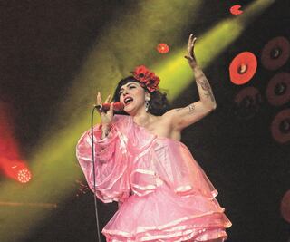 Mon Laferte le canta a las mujeres, al mezcal y a los tacos