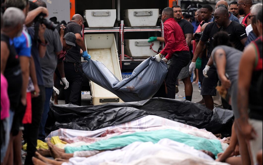 Personal forense recoge los cuerpos de las personas muertas el día anterior durante una redada policial contra Comando Vermelho, la mayor organización criminal de Río de Janeiro, en la favela Complexo da Penha, Brasil, el miércoles 29 de octubre de 2025. Foto: AP
