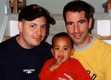 "Encontramos un bebé en el metro de Nueva York y ahora es nuestro hijo"