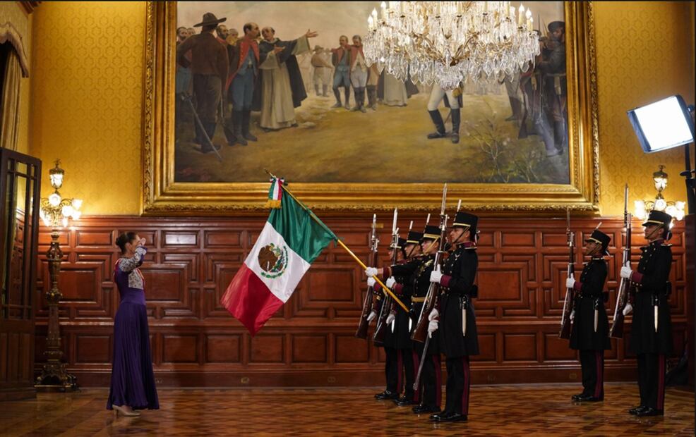 Fue es la primera vez que la escolta del Heroico Colegio Militar de la Secretaría de la Defensa Nacional estuvo conformada totalmente por mujeres. Foto: Presidencia