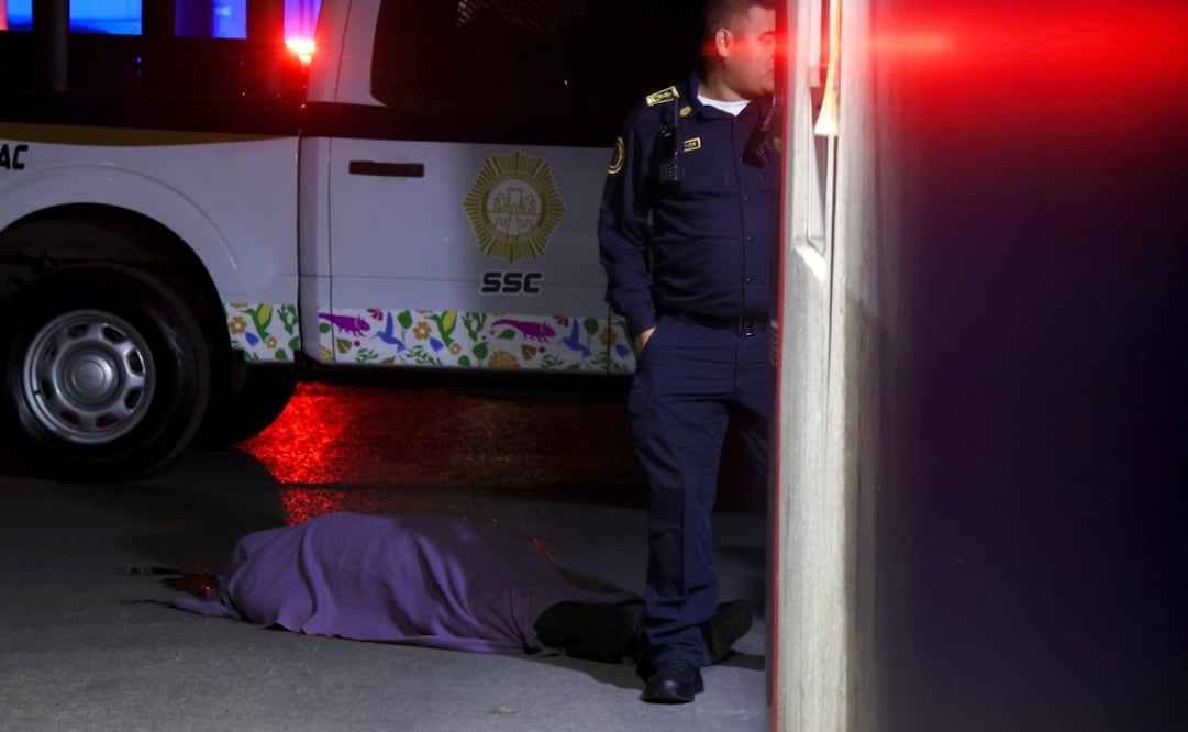 Hombre muere tras agresión con arma de fuego en la alcaldía Azcapotzalco; autoridades realizan diligencias.
Foto: Valente Rosas