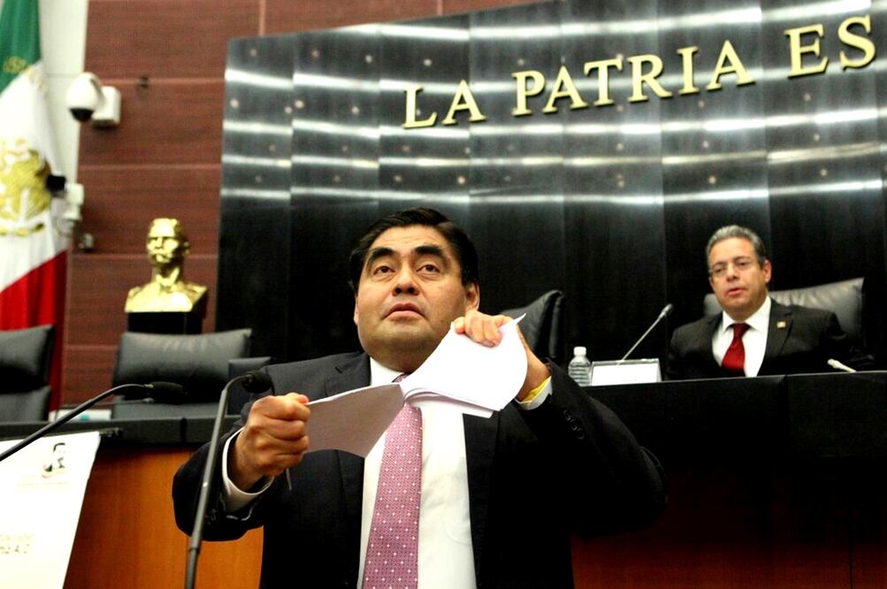Miguel Barbosa Huerta al iniciar su intervención sobre la importancia de comunicar, rompió el discurso que llevaba preparado y dijo “para comunicar hay que conmover”. Foto Lucía Godínez
