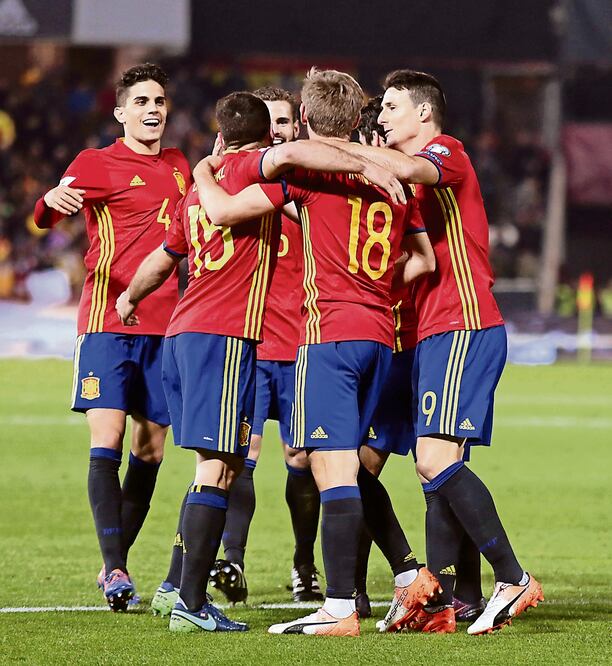 Felcitación española a Monreal (18) tras marcar el tercer gol a Macedonia (PEPE TORRES. EFE)