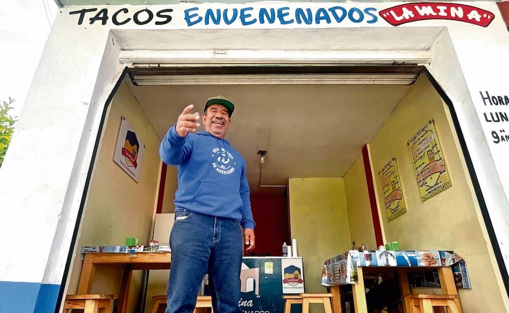 Don Jesús apoya por las mañanas a su hijo Mario en su negocio, llamado La Mina. Foto: Irma Mejía